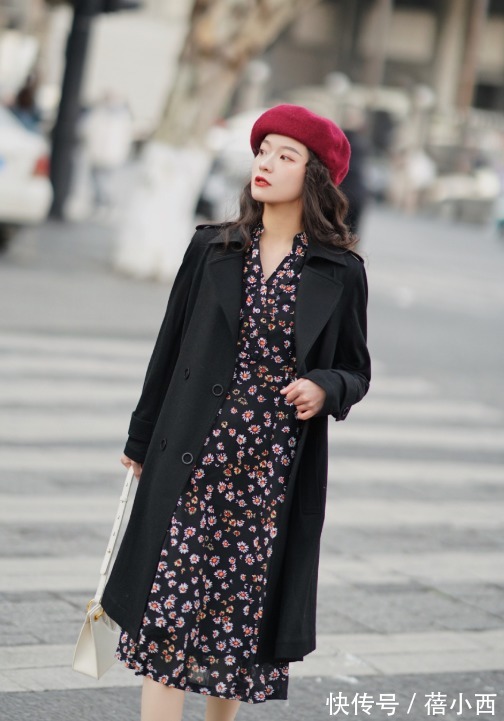 博主|大衣里面配什么才时髦?建议试试“大衣+连衣裙”,简约又撩人