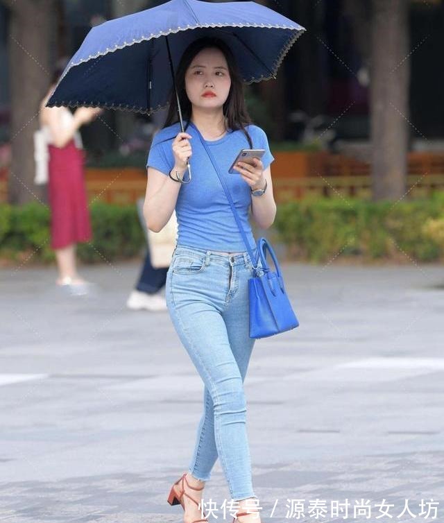 蓝色 蓝色圆领毛衣搭配修身牛仔裤,清新自然!