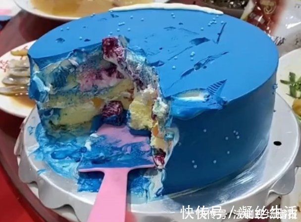食品|网红蛋糕化身“染色剂”，舌头被染蓝洗不掉，食品安全太操心