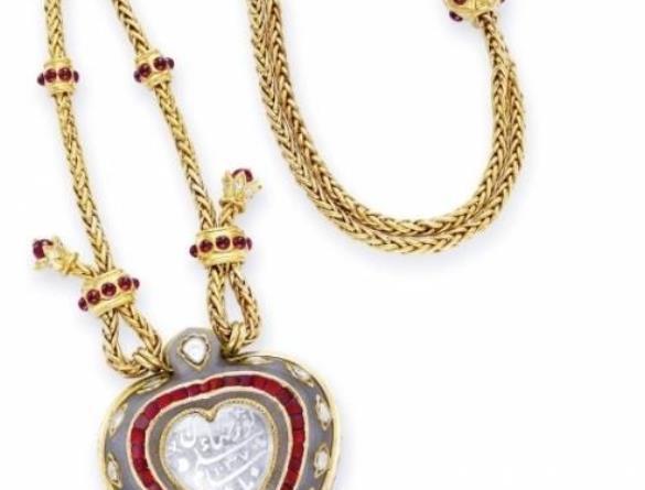 珠宝|历史留下的珍宝总是稀奇珍贵,这件珍珠浮雕皇冠现在还在被传承!