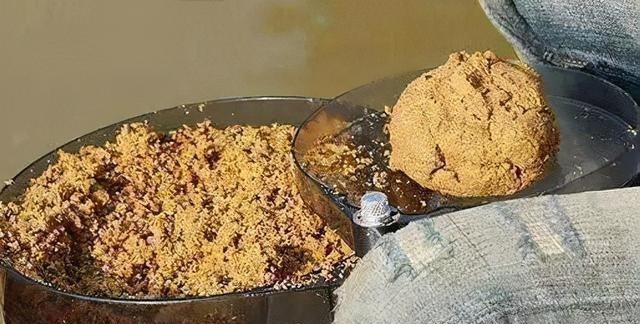 用蚯蚓钓鲫鱼，这几种打窝方法，不仅发窝快，留鱼效果也持久