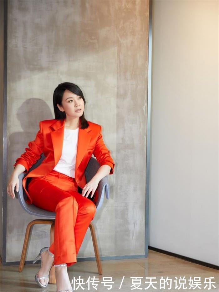 减龄|50岁左右的女人,发型不要留羊毛卷和碎发头,这些更洋气