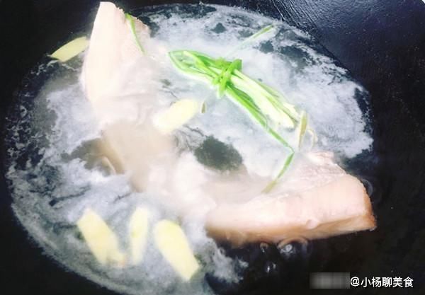 五花肉|为什么饭店做的红烧肉，肥而不腻，软糯入味？秘诀就在这里