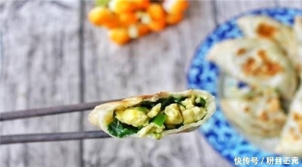 教你如何在家里做韭菜盒子,一把韭菜和两个鸡蛋,这在老人和孩子中很受欢迎