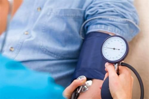 血管堵塞|得了高血压,牢记“睡前4不做,晨起3不要”,平稳血压,人长寿