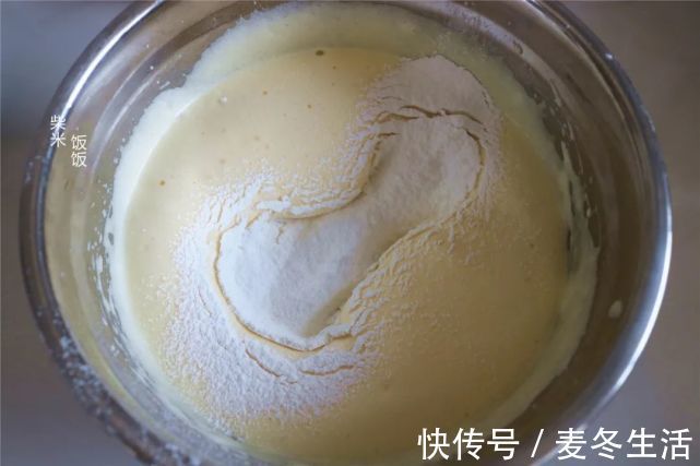 小蛋糕|3个鸡蛋,90克面粉,搅一搅做了12个蛋糕,又香又软孩子喜欢吃