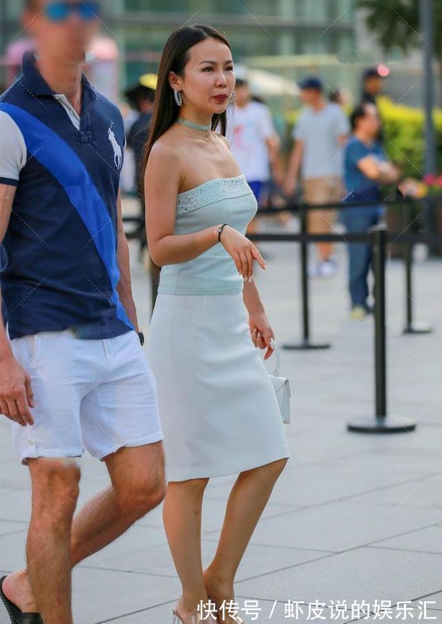 半身裙 小姐姐“浅蓝色背心搭配半身裙”,清新显气质,街上最美的仙女