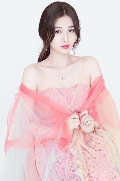 青2虞书欣出门被抓拍,失去了节目滤镜后,小粗腿引网友热议