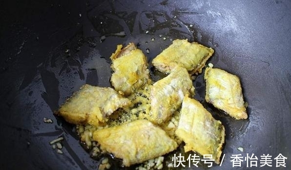 油炸|油煎带鱼用淀粉还是面粉？想要外酥里嫩就用它，颜值高又香喷喷