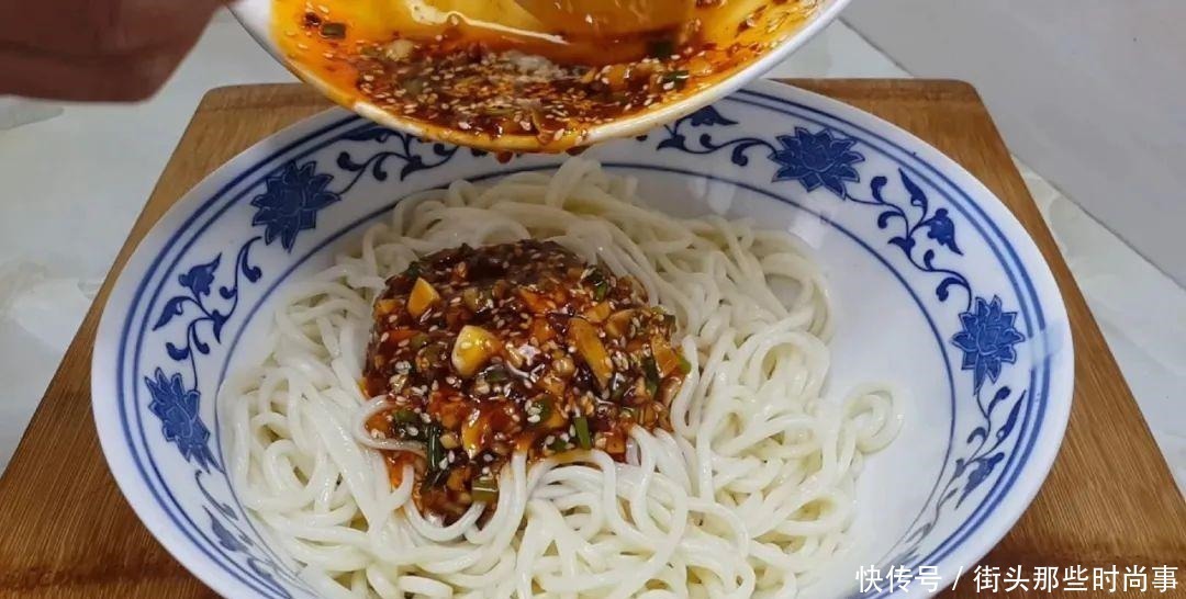 我家面条就爱这么吃,筷子一搅,做出创意凉拌面,比凉皮劲道好吃