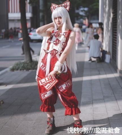 射击游戏|初中小太妹cos藤原妹红,全网都盯着她“鞋拔长腿”,咋做到的