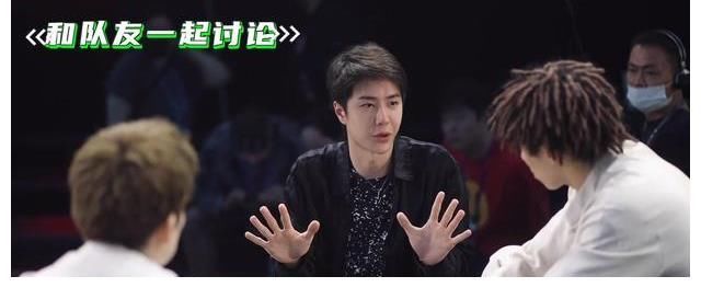 一個(gè)惜字如金，一個(gè)侃侃而談，直播王一博和街舞王隊(duì)長(zhǎng)狀態(tài)大不同