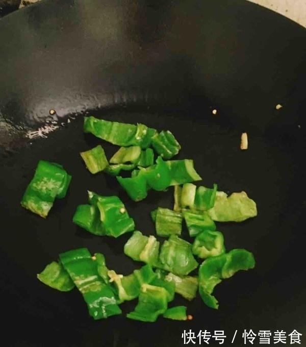 炒茄子还在加酱油？换成“它”，茄子一点不黑，不油更入味