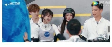 李晨被球砸到后,谁注意baby的反应,两人关系好坏一目了然