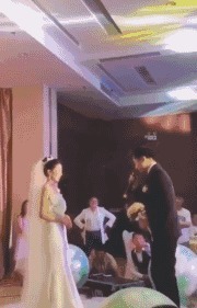 |搞笑GIF：是谁说喜欢苗条的妹子 你们看看这位美女怎么样？