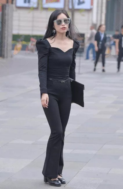 经典黑也能释放出时髦感,开领上衣搭配喇叭裤,得体又耐看