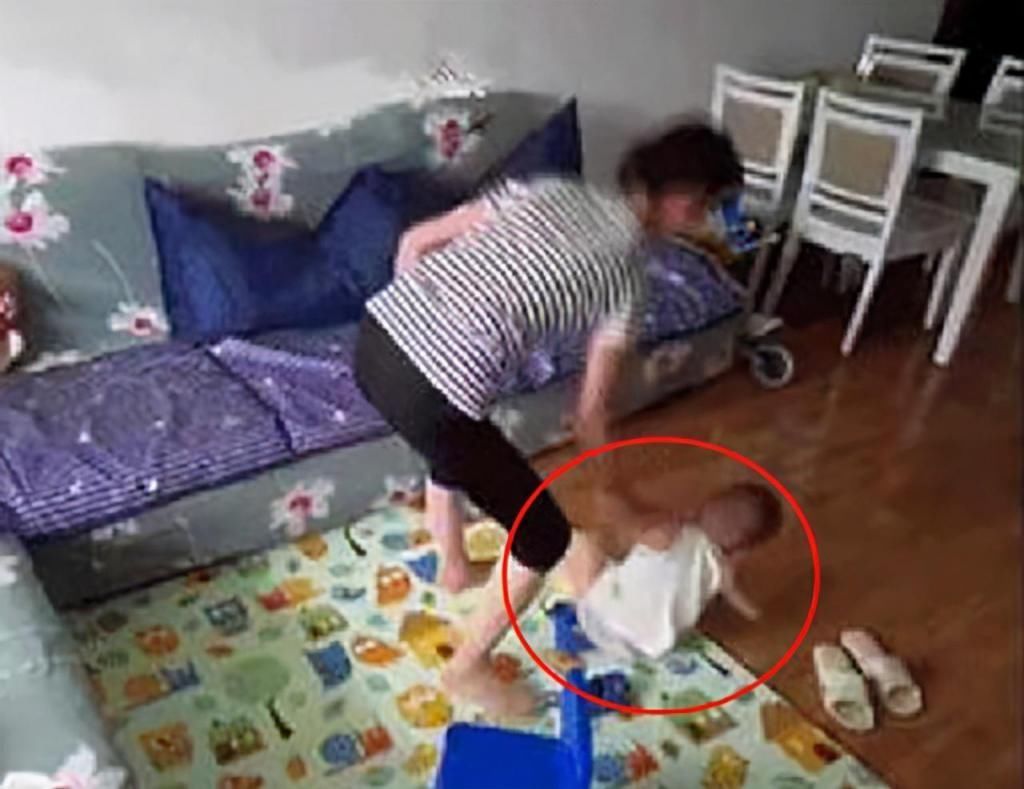 宝宝|金牌保姆一抱孩子就哭,宝妈百思不得其解,安了监控才得知真相