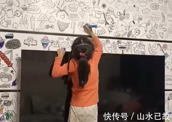 孩子|羡慕了,宝妈包容孩子在家里墙上作画,意外收获独一无二电视墙