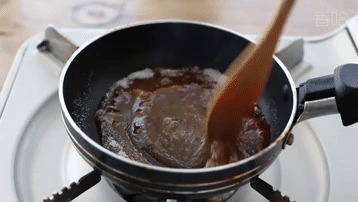 奶油焦糖布丁,1袋牛奶和少许糖,锅里简单一煮就成功