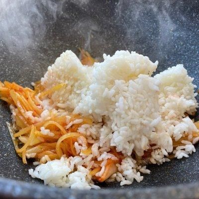 大厨教你这么做辣白菜土豆丝炒饭，分分钟就可以学会