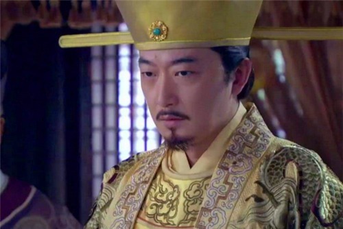 龙椅|熊孩子爬上龙椅，皇帝：当真龙天子好玩吗？他智答4字，成为储君