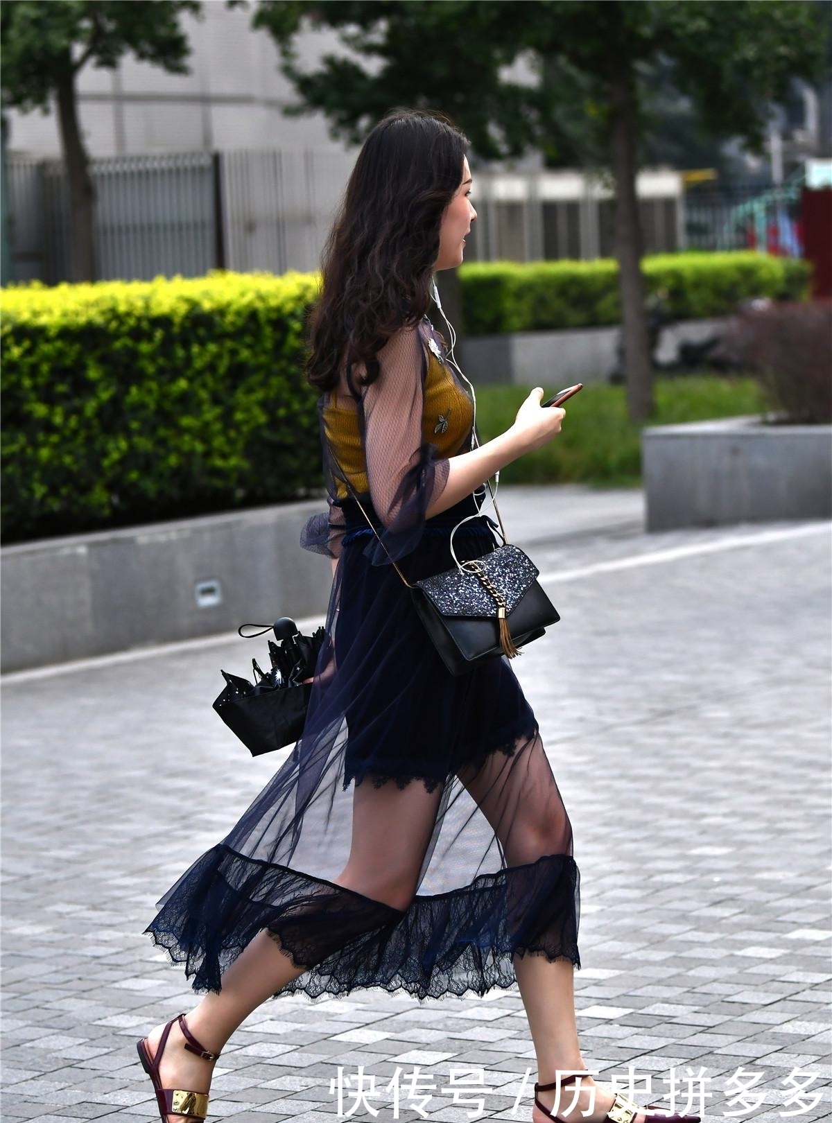 气质|街拍:穿长色连衣裙的小姐姐,气质太美,犹如神仙姐姐