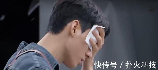 龚俊做菜状况百出，油四处飞溅手差点烫伤，处理方式令人心疼