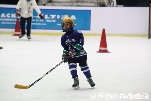 小男孩|7岁男孩cos哪吒神还原,妈妈都被折服还是给娃培养一门兴趣吧