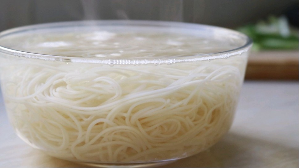 超美味的葱油拌面做法,几分钟搞定,葱香浓郁,超过瘾!