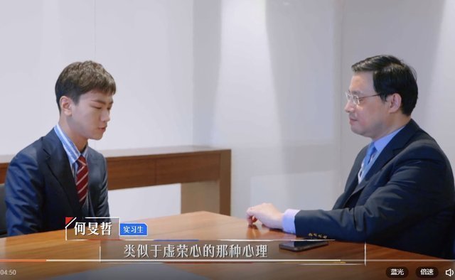 何旻哲 何旻哲坦白简历造假,王钊说他考评归零,撒贝宁说的话好实诚