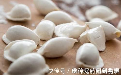 大厨|煮冻饺子，最忌开水下锅，饭店大厨：掌握3点，饺子鲜香不破皮