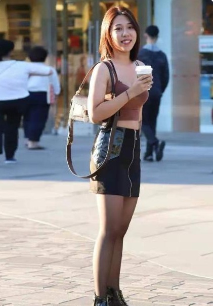 地精们 吊带搭配皮黑丝短裙,俏皮可爱,层次分明