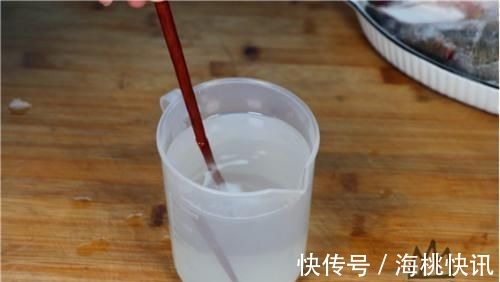 不管解冻什么鱼,用水泡就外行了,教你一招,比活鱼都新鲜、美味