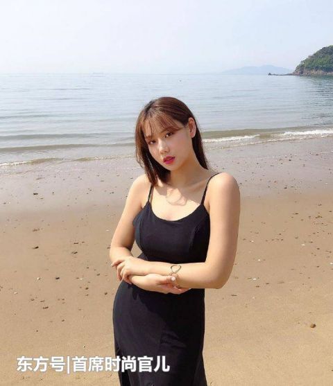 街拍青春可爱的小姐姐,时髦的打底裤打扮,身材高挑