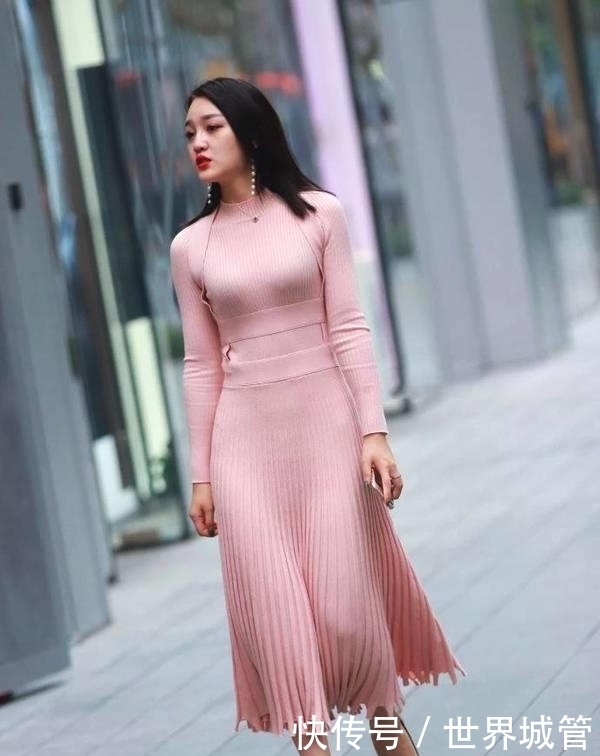 街拍：粉色少女风长裙小姐姐