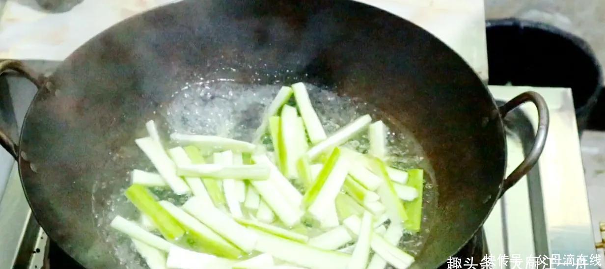 炒丝瓜时，最忌直接放油，教你饭店做法，丝瓜翠绿不出水不发黑