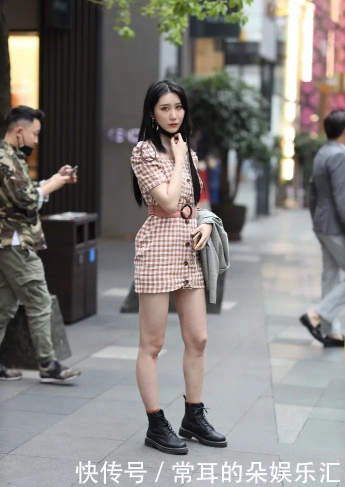 女生|格子款方领连衣裙,搭配精致小短靴,穿出温婉迷人的淑女范