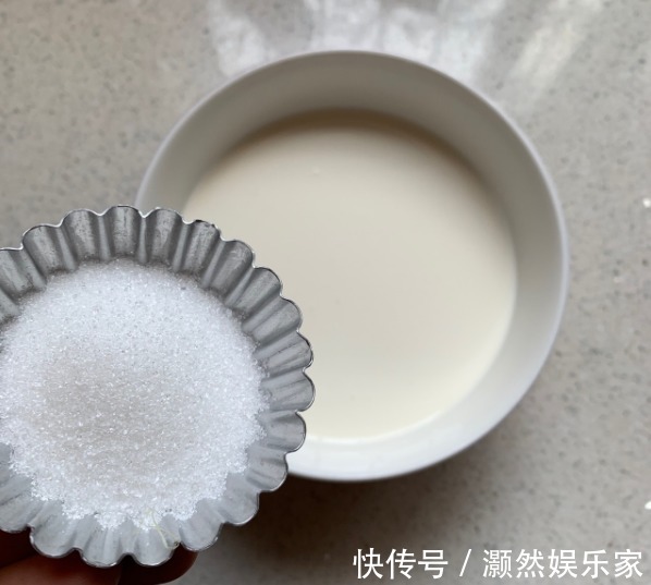 烤箱|1个鸡蛋1盒奶,搅一搅烤一烤就上桌,蓬松柔软,比蛋糕还好吃