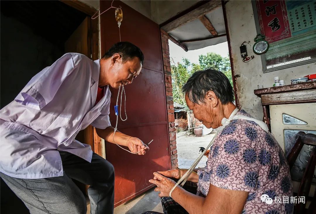 行医|泪目！用牙撕开针剂包，靠腿夹稳输液瓶，他这样坚持了33年...