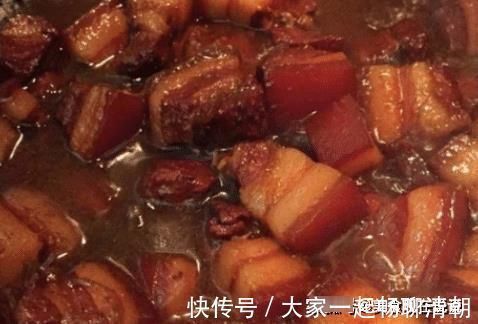 炒糖色时到底用水还是油？不懂的大厨教你一招，炒的糖色不苦不黑