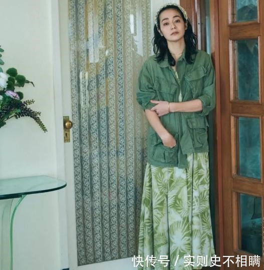 素色 懂穿衣，更优雅，日本太太的素色搭配，色彩对比浓烈，穿搭更吸睛