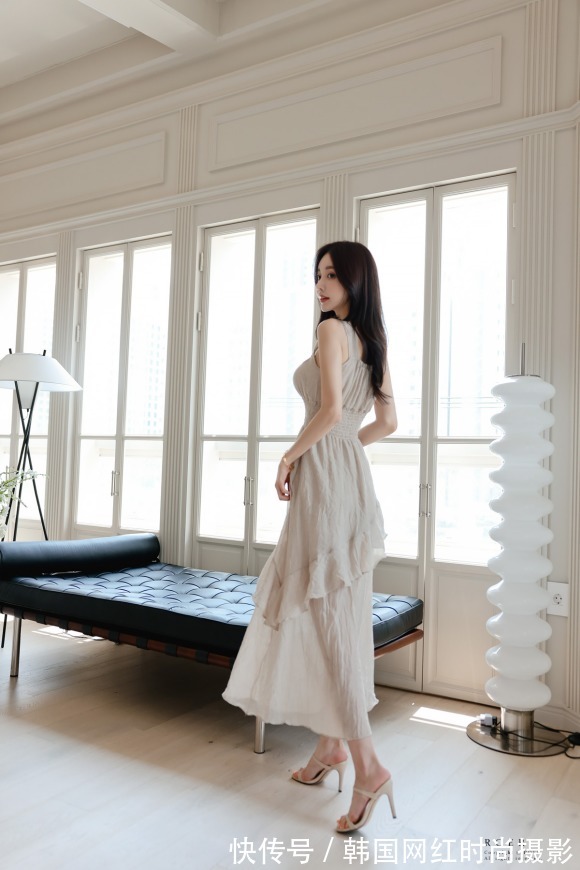 孙允珠|孙允珠高清时尚搭配:檀木灰棕幕帘梦纱婉约百褶裙