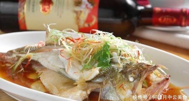 清蒸鲈鱼时，先淋酱油还是先淋豉油多加一步，鱼肉鲜嫩入味