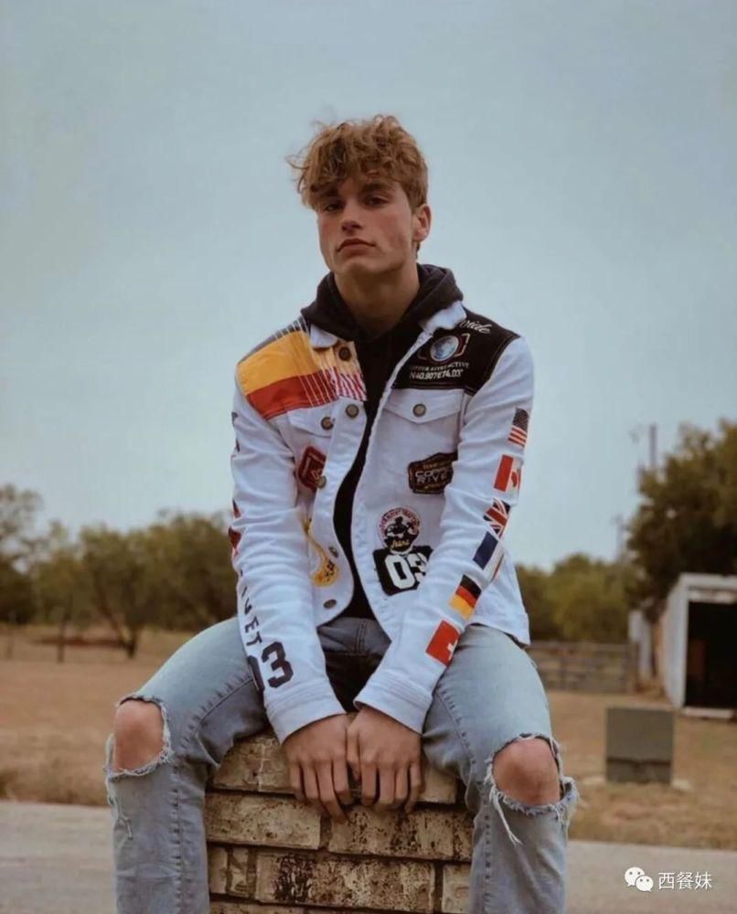 同性恋男生因涂指甲油被休学 引网友不满!25万在线请愿!