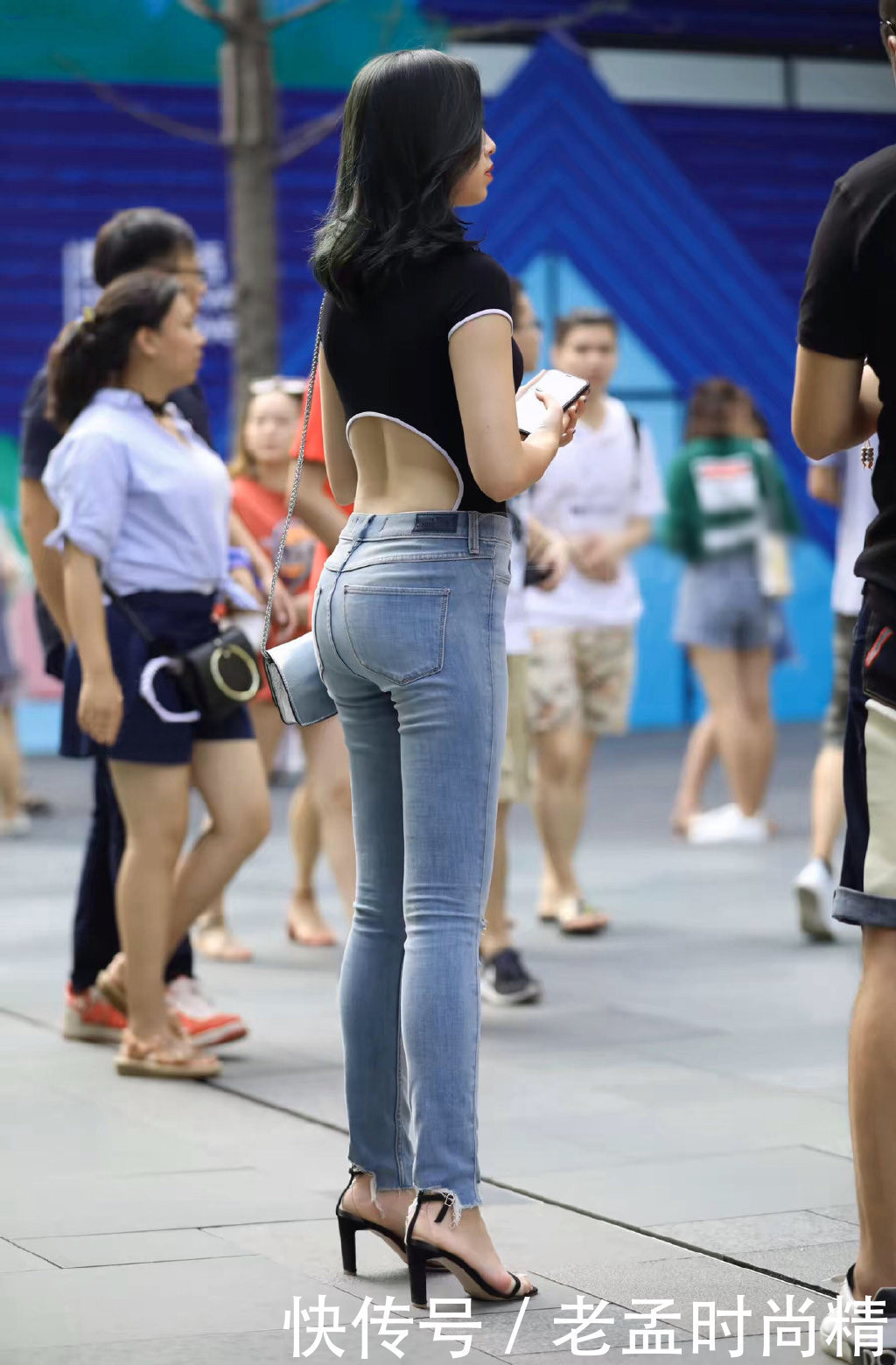 休闲|破洞牛仔裤休闲个性,搭配款式时髦洋气的T恤,造型想不靓丽都难