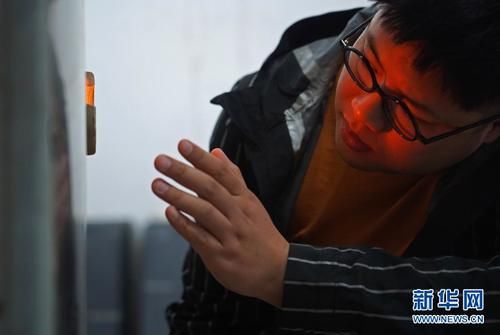  新华社记者|戴在身上的“china”