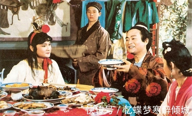 薛宝钗!薛宝钗娴雅,薛宝琴完美,薛蝌温润如玉,为啥只有薛蟠不成器?