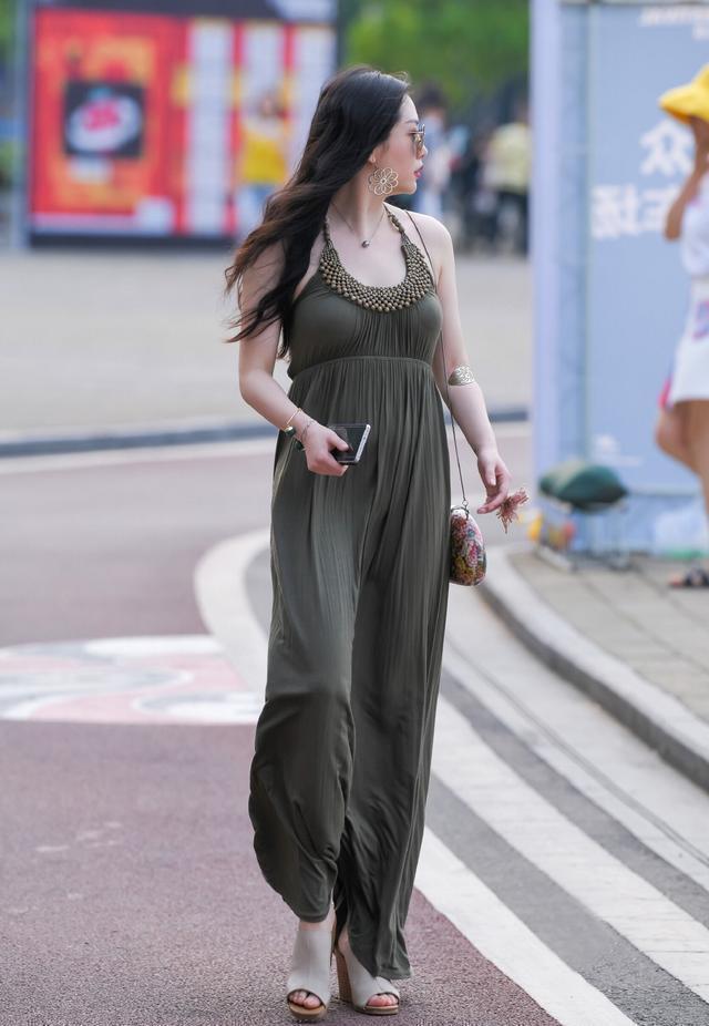 风情|美女街拍:长款挂脖修身连衣裙,独特面料的材质,完美突现出了西域风情