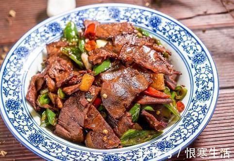 牛肉|炒牛肉时，牛肉一炒就老学会2个小妙招，不老不柴，鲜嫩没腥味