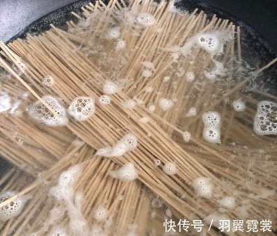 豆角|豆角焖面，面条直接下锅是错的，多做1步，根根干香入味，不粘连